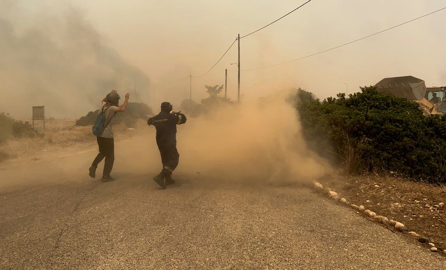Μαίνονται οι πυρκαγιές σε Ρόδο, Κέρκυρα, Κάρυστο και Δερβενάκια Αχαΐας