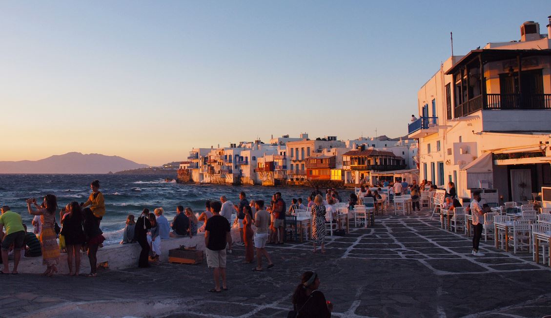 Μύκονος και Ιός πολύ κοντά σε lockdown