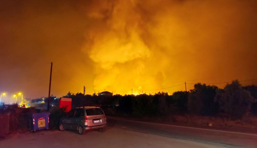 Συνεχίζεται η μάχη με τις φλόγες στην Βαρυμπόμπη
