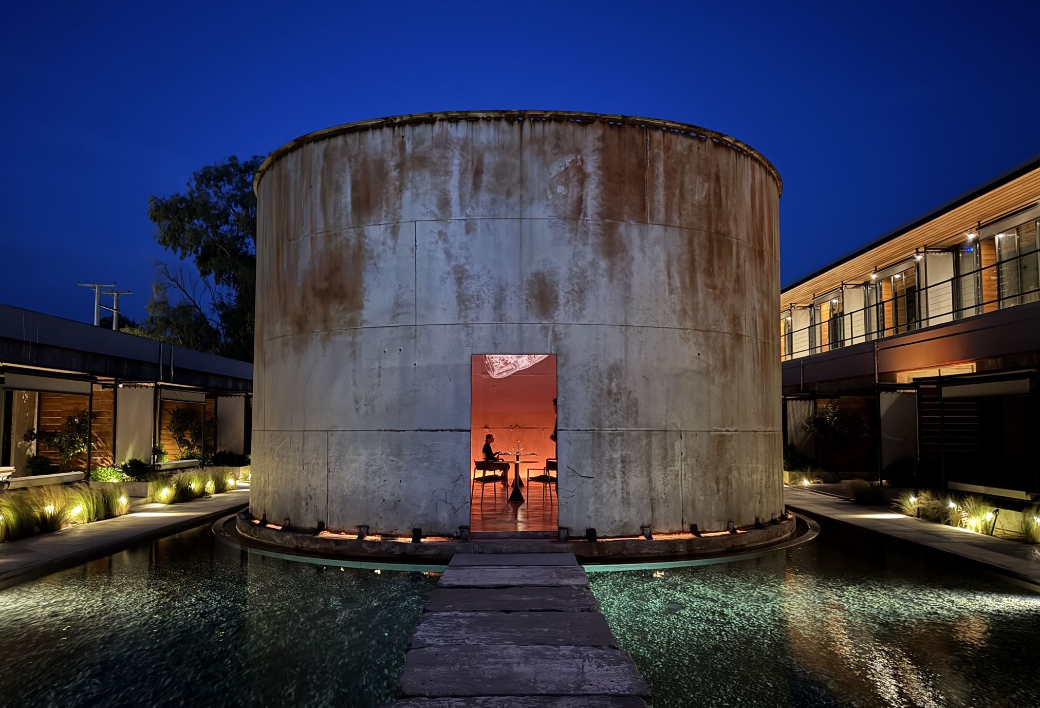 Ένα από τα πιο ξεχωριστά εστιατόρια της Ελλάδας βρίσκεται μέσα σε μια δεξαμενή κρασιού