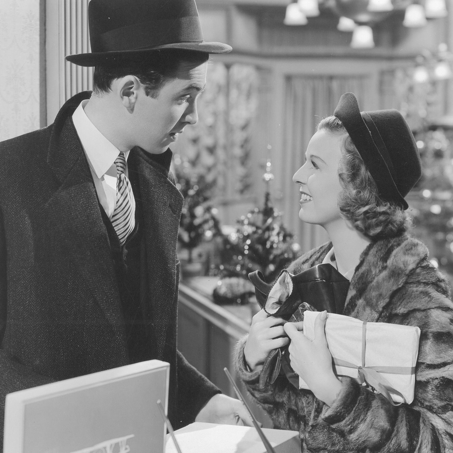 Ο οδηγός του Esquire για να της αγοράσεις το ιδανικό άρωμα