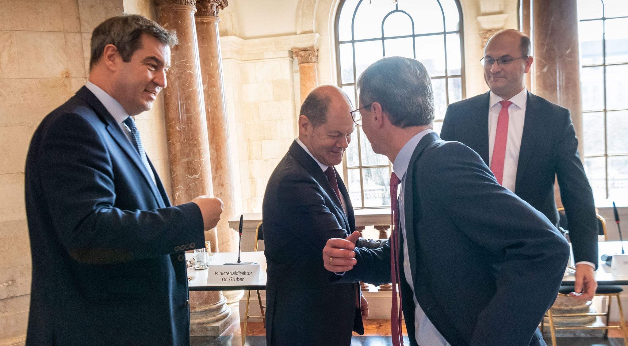 Γιατί αποδοκιμάστηκε ο Olaf Scholz στη Γερμανία;