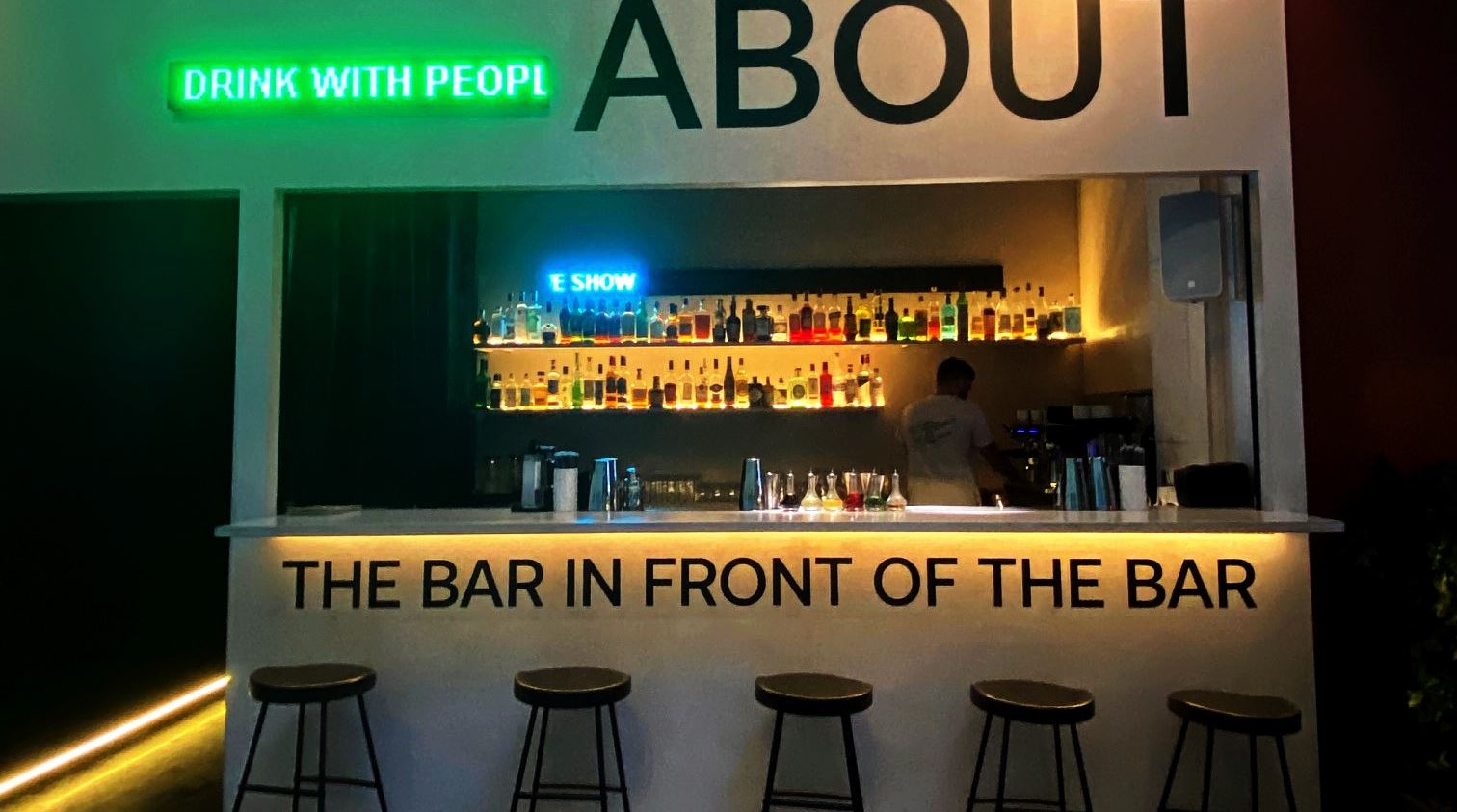 Στο κέντρο της Αθήνας, ένα μπαρ σερβίρει μπροστά από ένα άλλο μπαρ