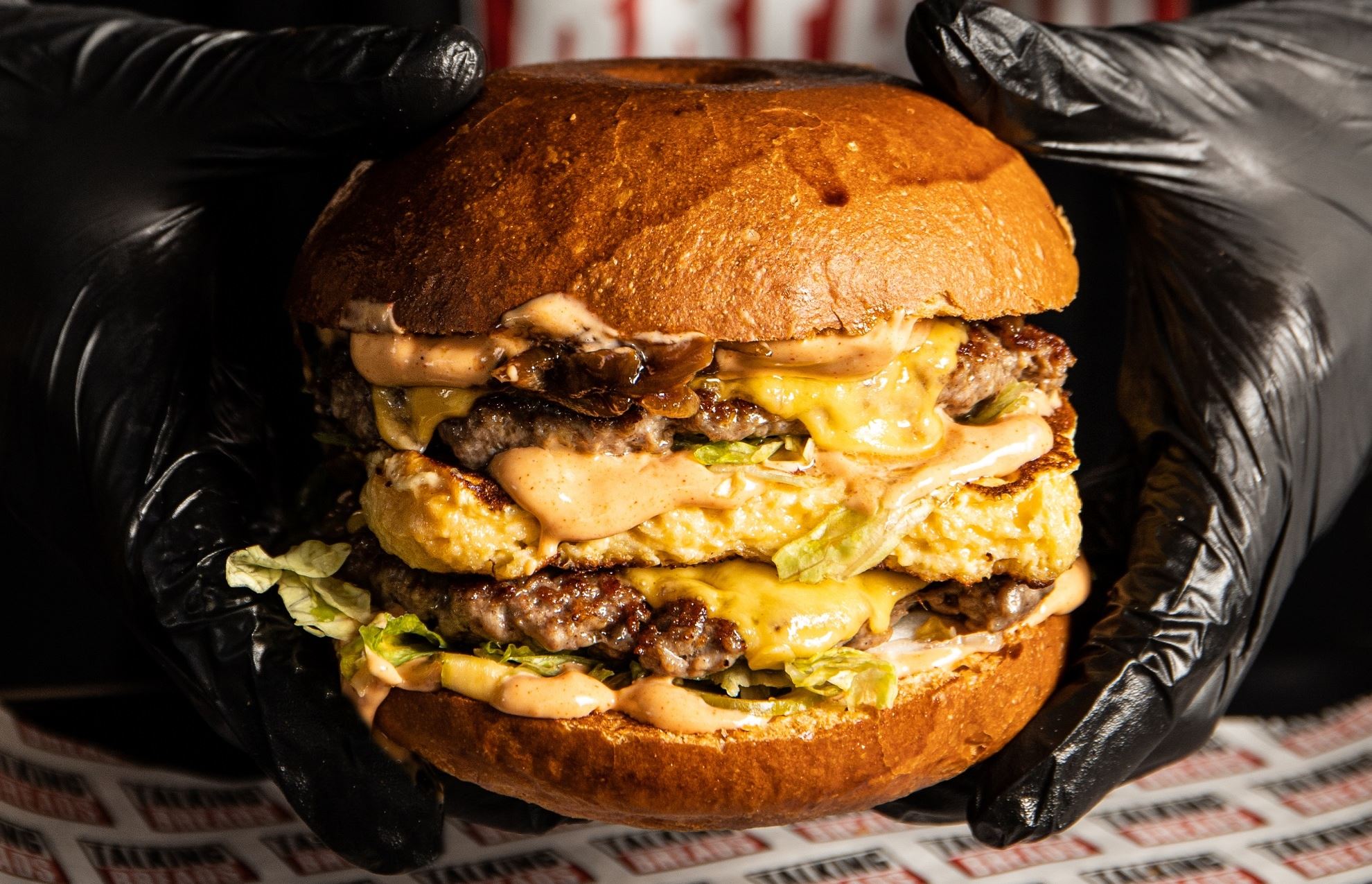 Πληθωρικά burgers, λαχταριστά σάντουιτς και φίνο street food: Νέο Talking Breads στο Σύνταγμα