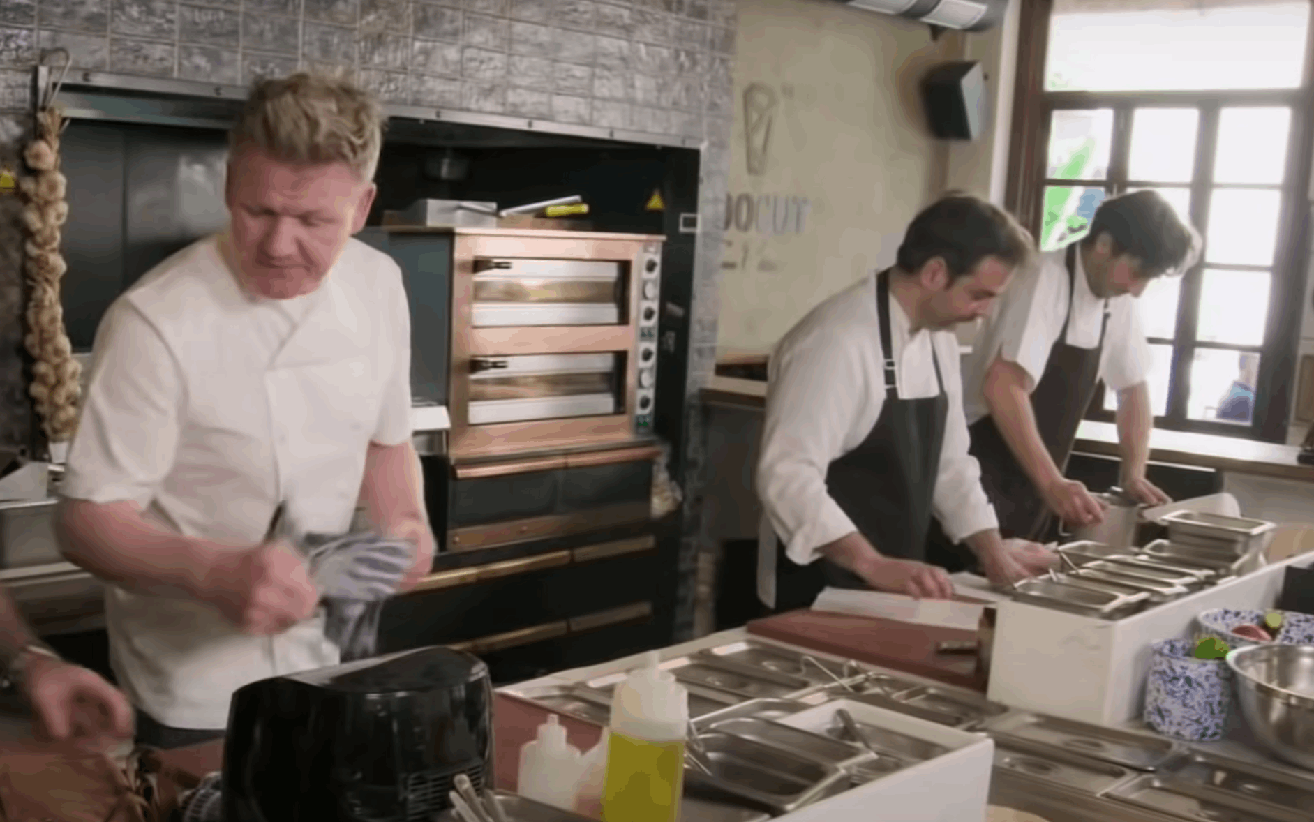 Σε άλλα νέα, ο Gordon Ramsay έφτιαξε σουβλάκια στο Hoocut