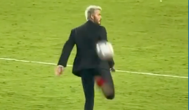 Μεγάλη μπάλα και με κοστούμι για τον David Beckham