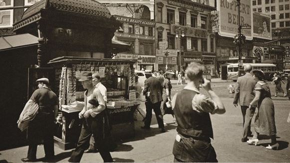 Άνδρας φαίνεται να μιλάει σε κινητό τηλέφωνο, σε φωτογραφία του 1936