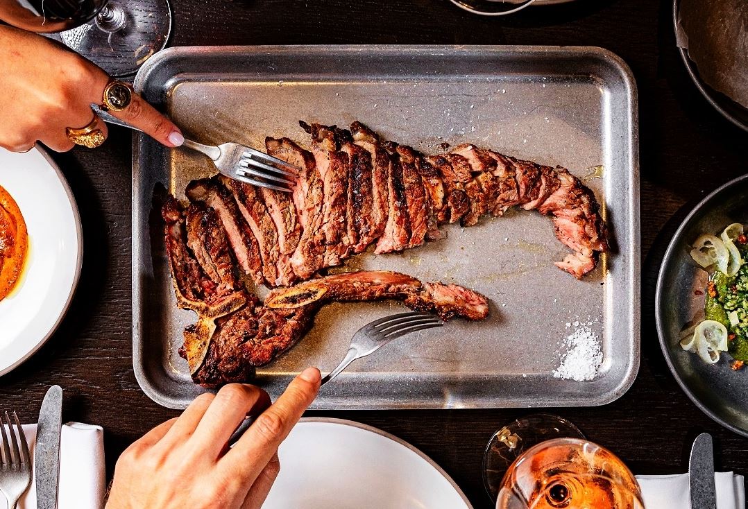 OX: H παραδοσιακή ψησταριά συναντά τη high end κρεατοφαγία