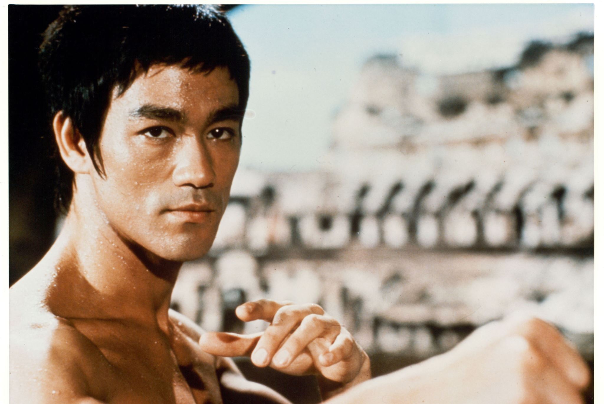 Τα απίστευτα push-ups του Bruce Lee με δύο μόνο δάχτυλα