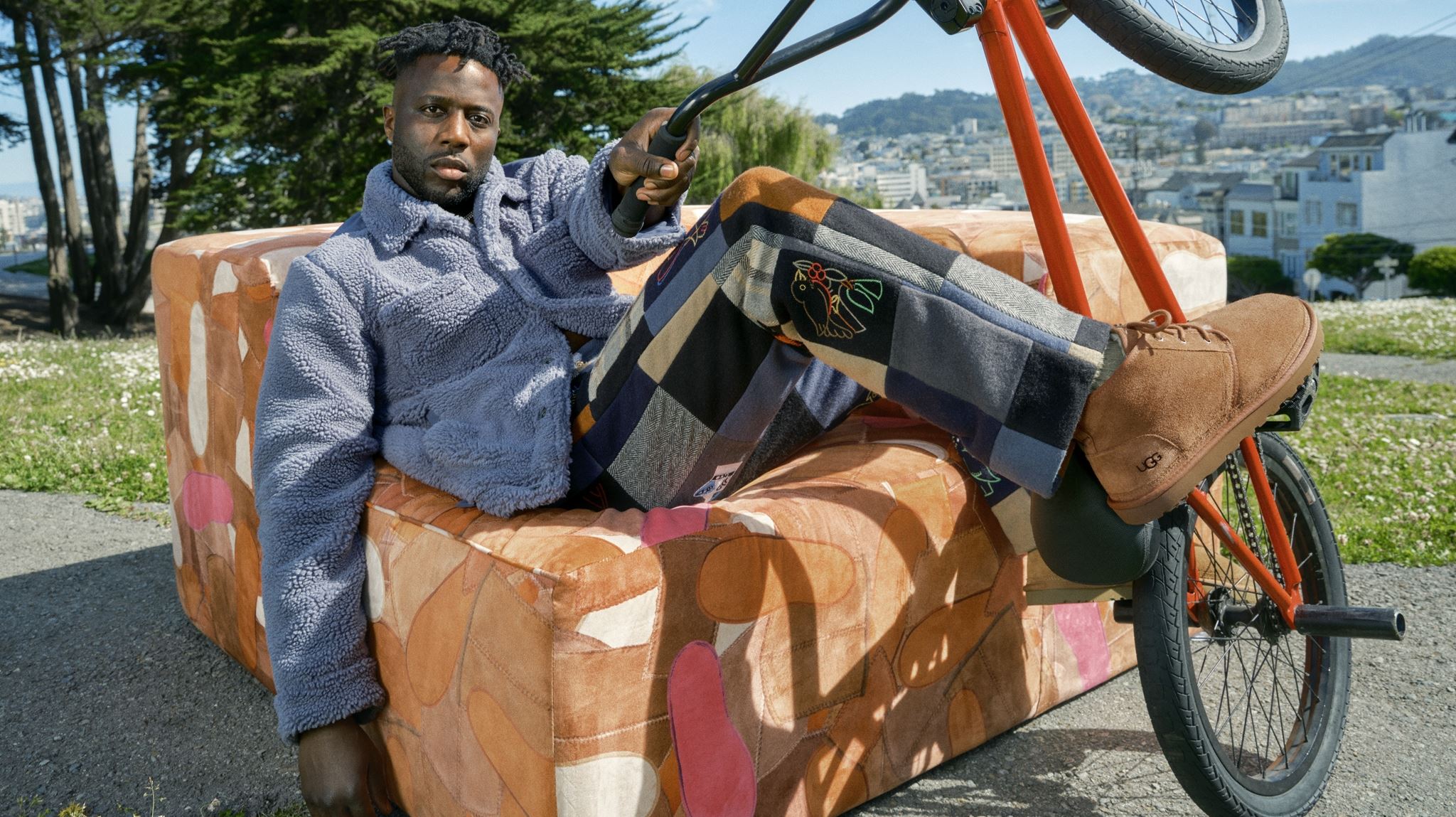 Ugg, οι μπότες που πρωταγωνιστούν στα αντρικά looks του χειμώνα