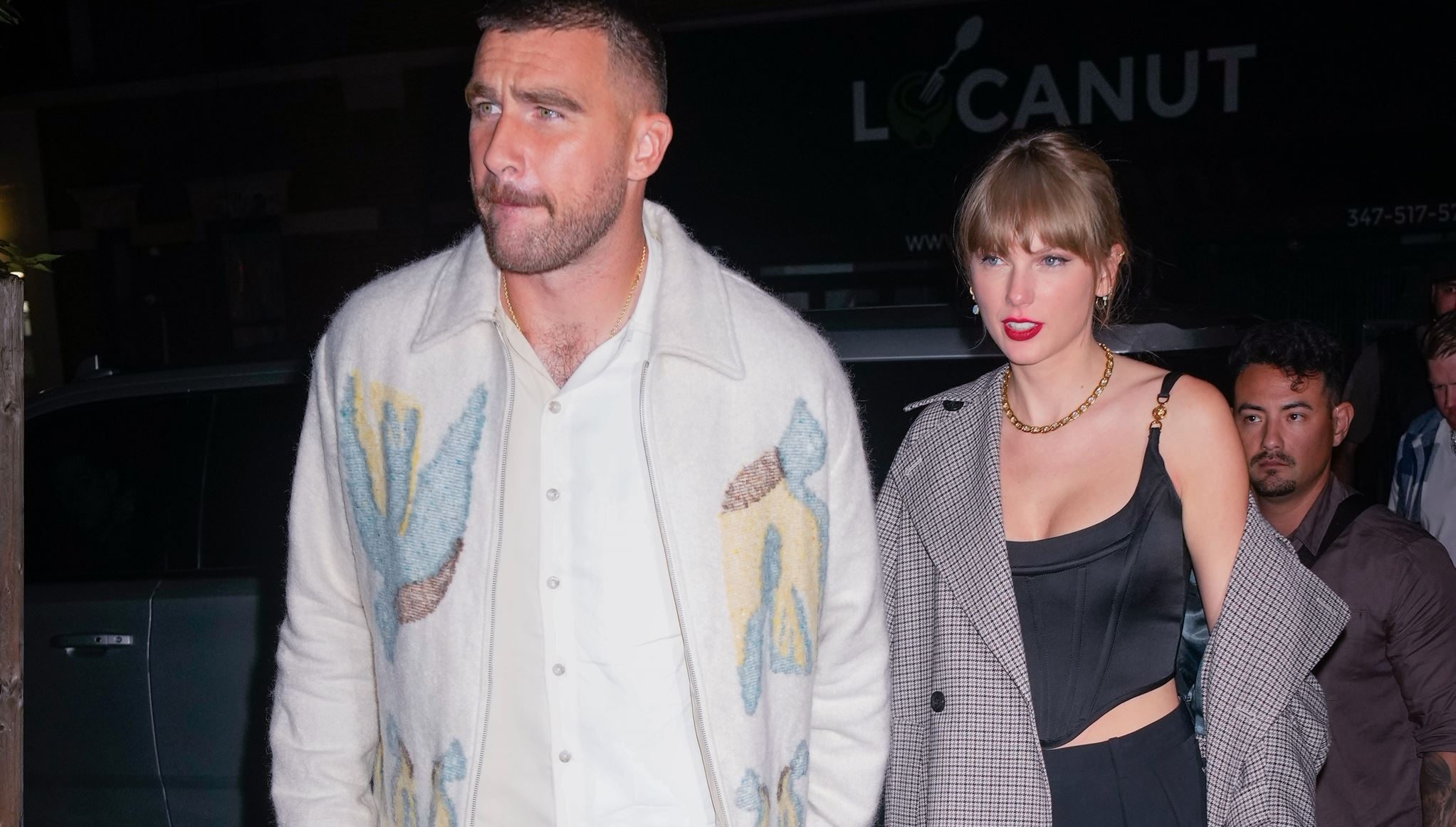 Ο Travis Kelce παντρεύεται την Taylor Swift αλλά εμείς θέλουμε τα sneakers του