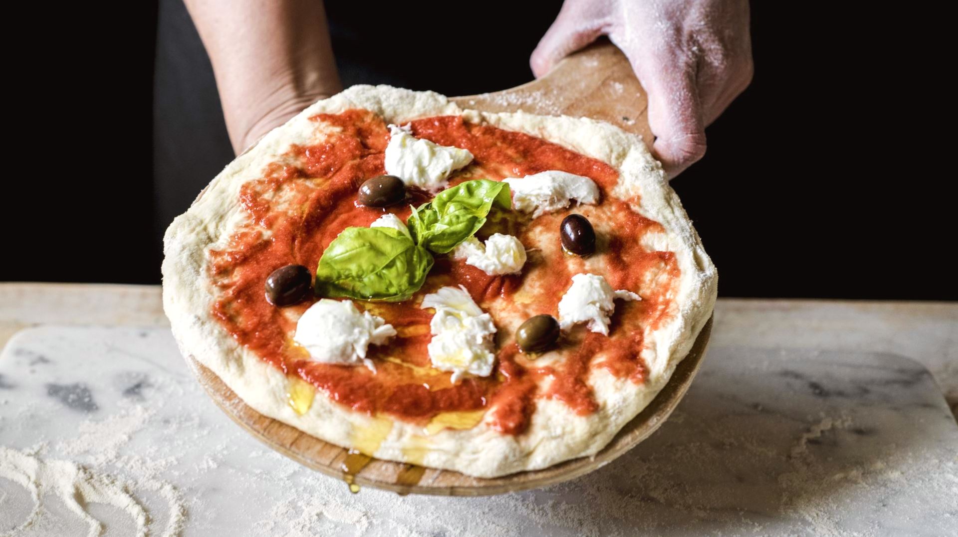 Φτιάχνοντας την τέλεια πίτσα στο σπίτι