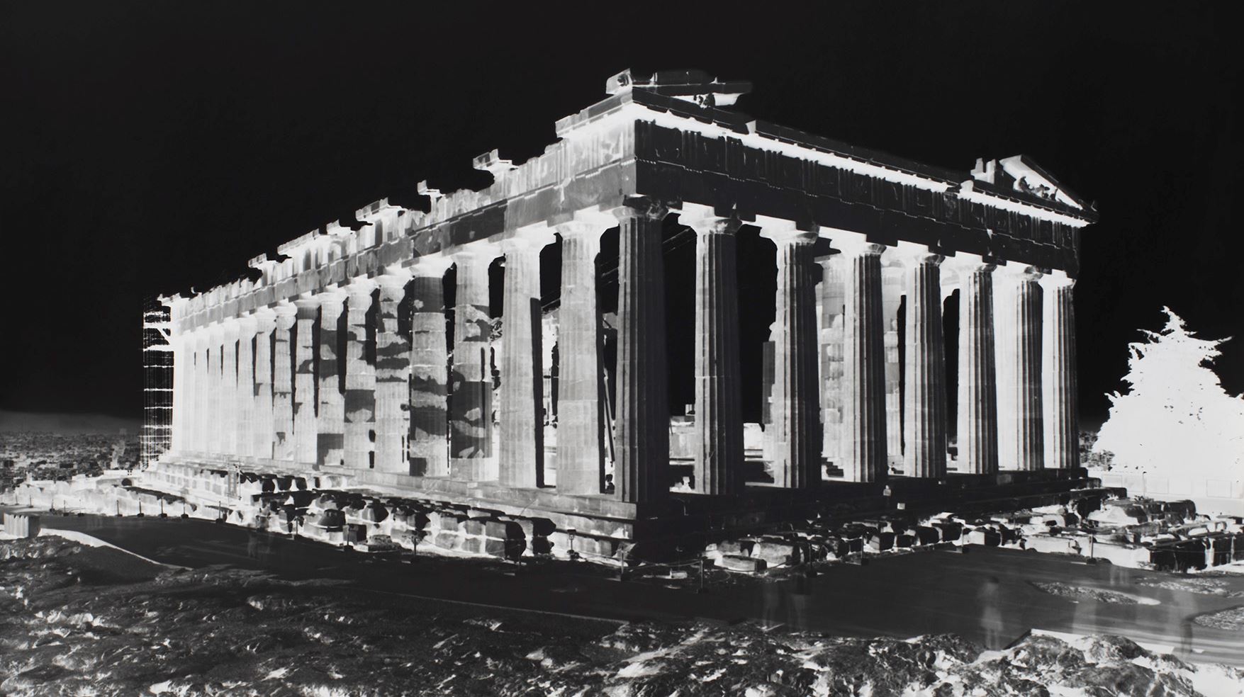 Η Vera Lutter και τα σπαράγματα του παρελθόντος χρόνου