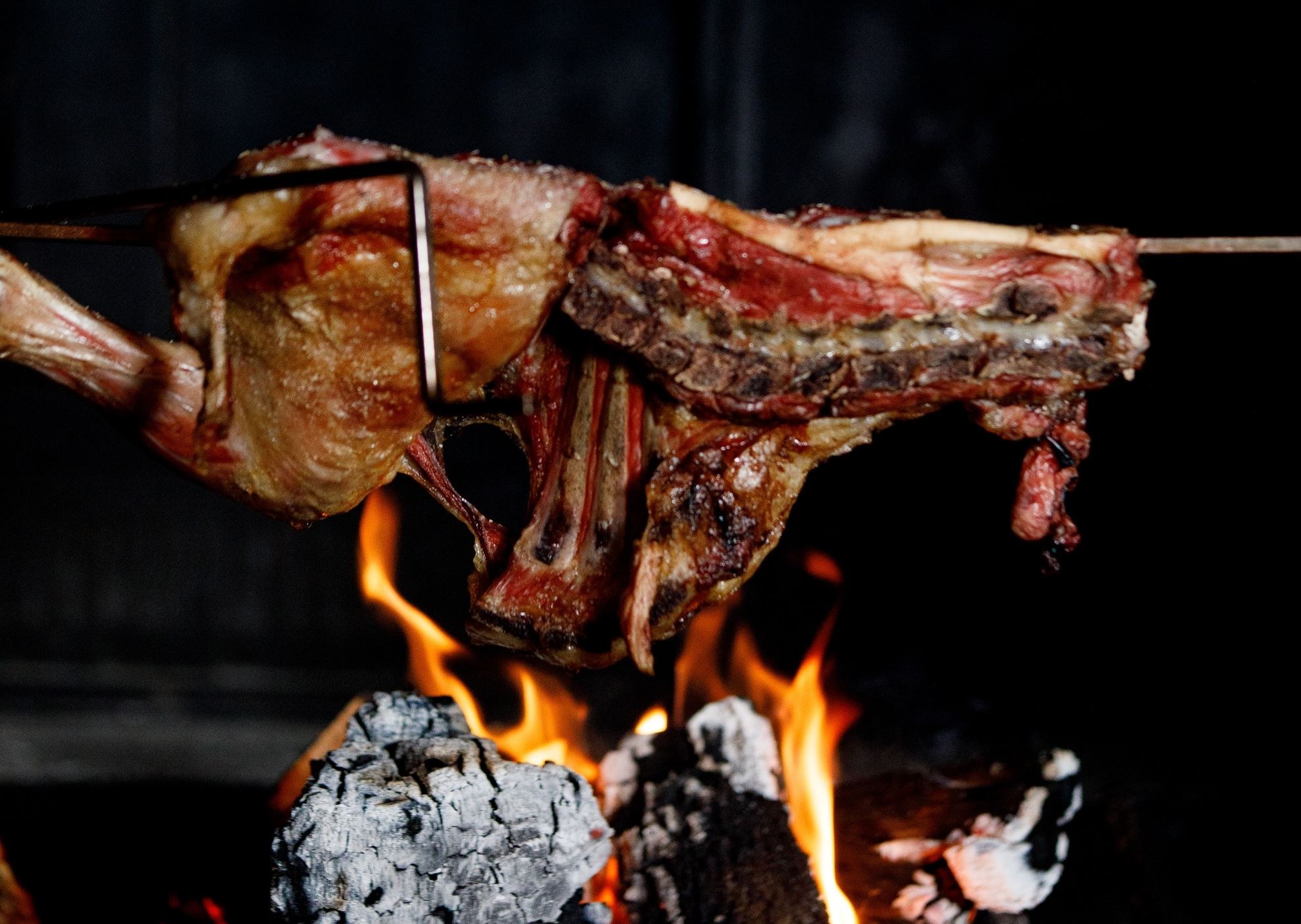 Τσικνοπέμπτη: Πώς να ψήσεις, το σωστό κρασί και πού να πας αν βγεις