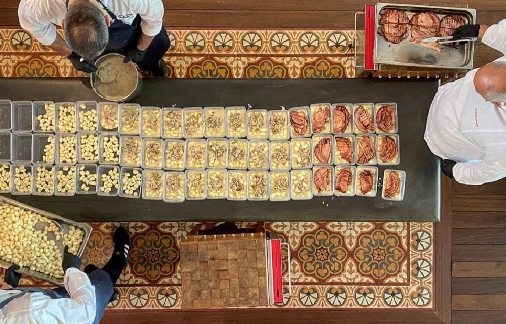 H εστιατορική Dream Team της Αθήνας μαγειρεύει για γιατρούς και νοσηλευτές