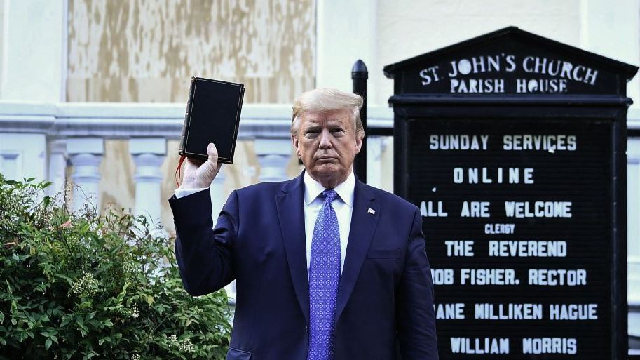 Πλέον μπορείς να αγοράσεις τη Βίβλο του Donald Trump