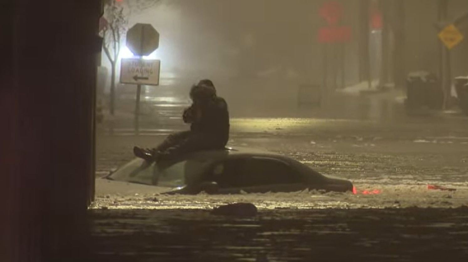 Εικόνες κινηματογραφικής καταστροφής στο Ντιτρόιτ-Πλημμύρισαν δρόμοι και μετά πάγωσαν