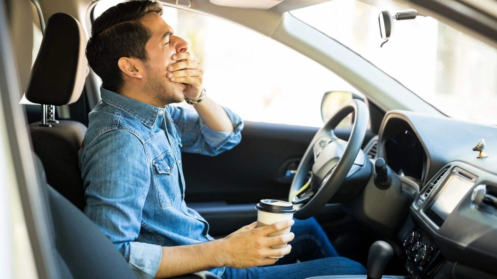 Είναι καλή ιδέα να πίνεις καφέ ενώ οδηγείς; Η επιστήμη απαντά