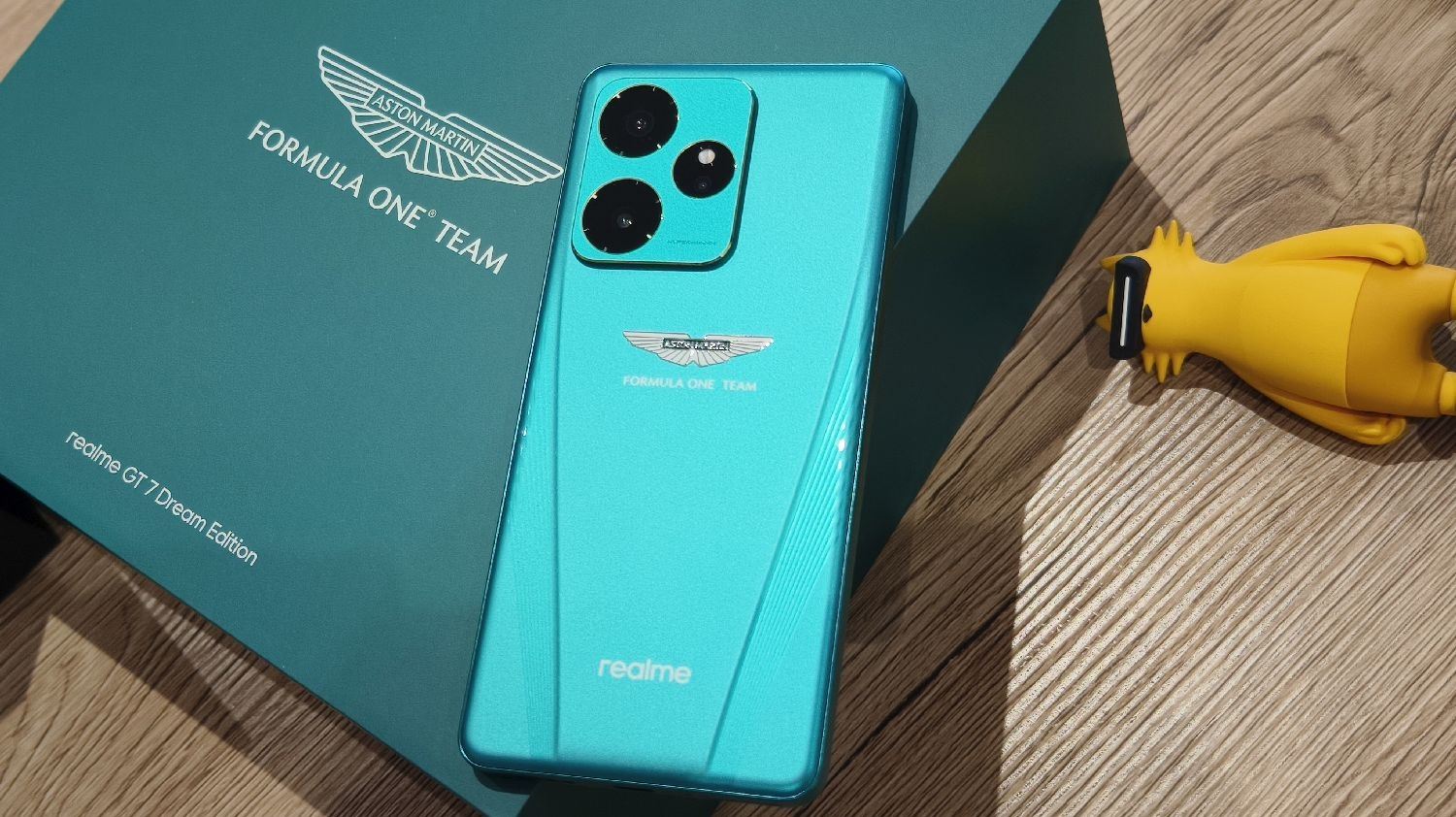 Συνεργασία Aston Martin και realme για το απίστευτο κινητό GT 7 (video)
