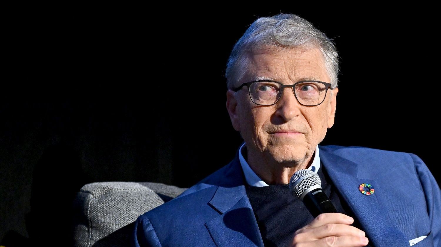 Τρία επαγγέλματα που θα γλιτώσουν από την επέλαση της τεχνητής νοημοσύνης, σύμφωνα με τον Bill Gates