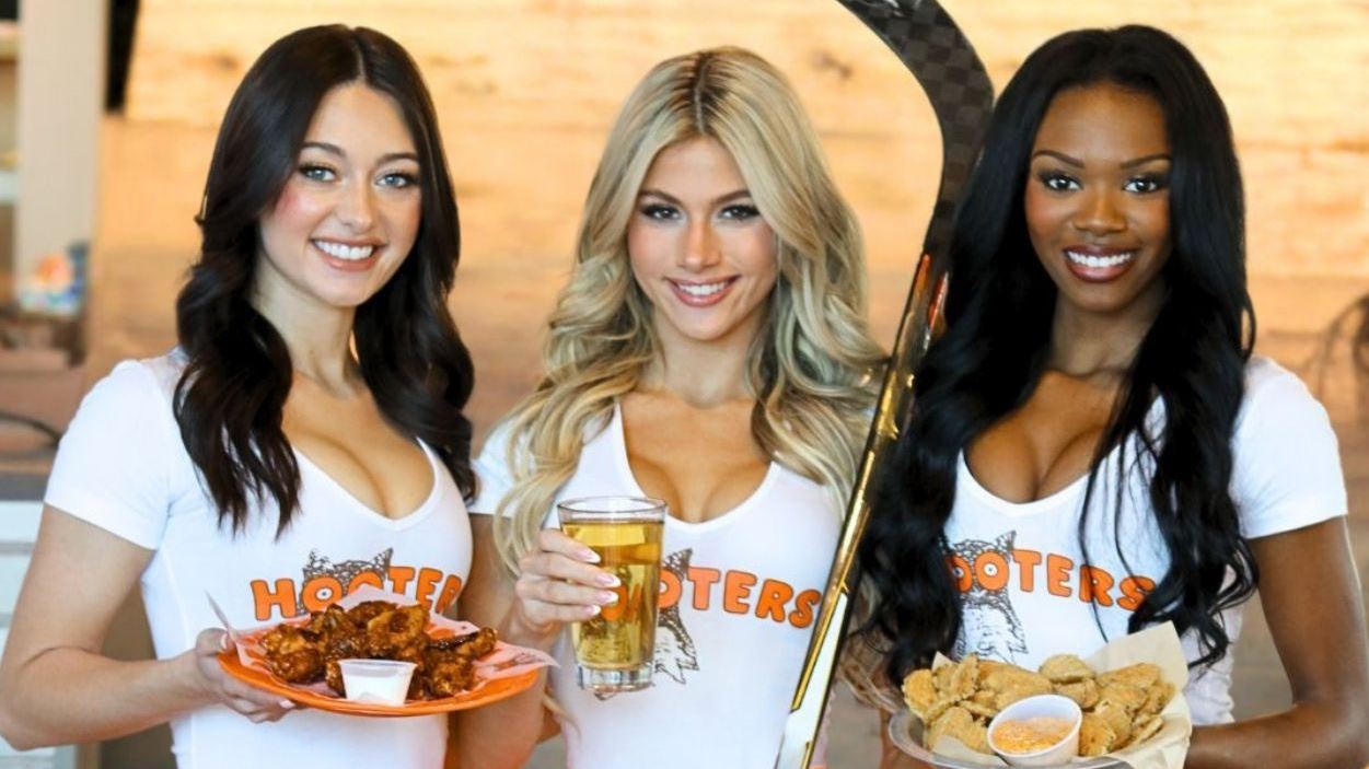 Κλείνουν τα εστιατόρια Hooters-Γνωστά για την εξυπηρέτηση με τα "καυτά" κορίτσια τους