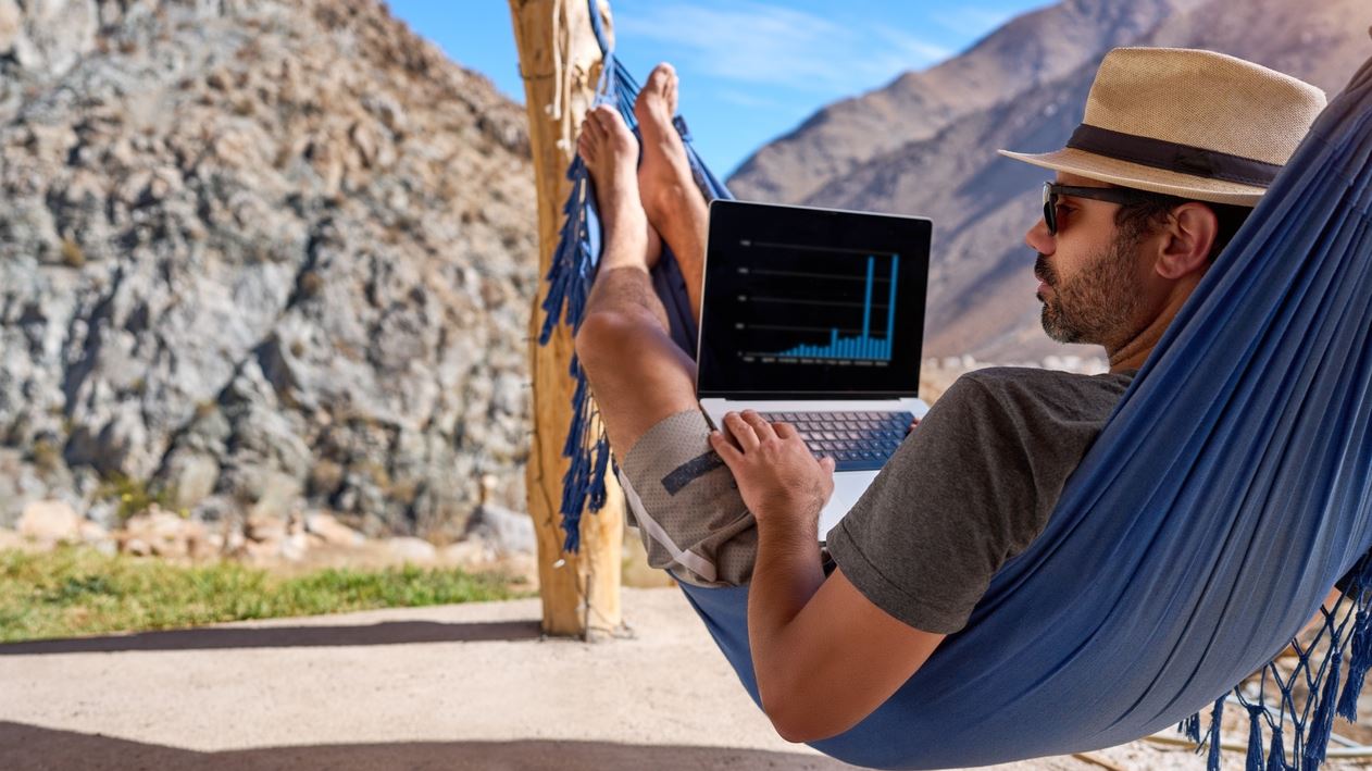 Τι είναι πάλι αυτές οι 'αθόρυβες διακοπές' και γιατί τις προτιμούν οι millenials;