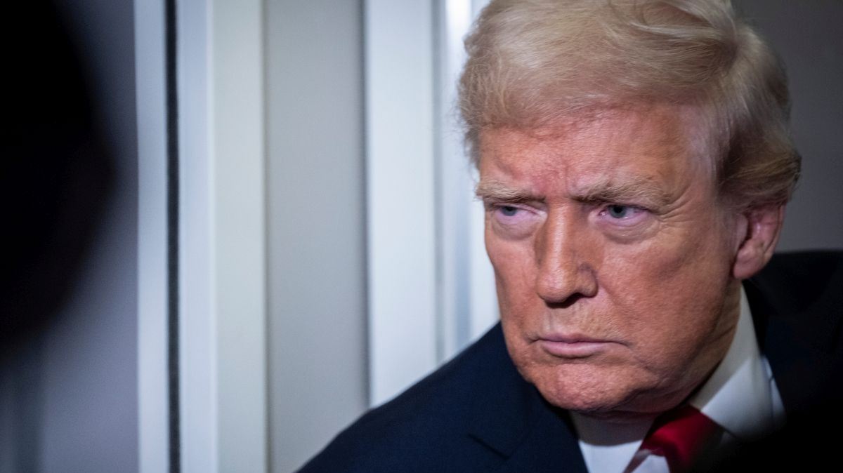 O Donald Trump ακύρωσε σχεδόν όλα τα εκτελεστικά διατάγματα του Joe Biden