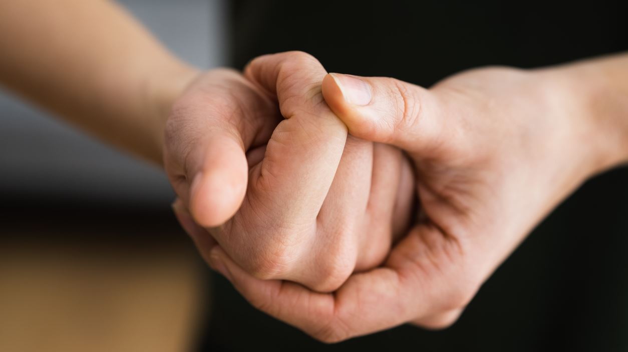 Τελικά, όντως παθαίνεις αρθρίτιδα αν 'σπας' τα δάχτυλά σου;