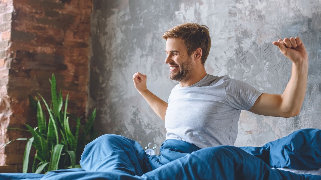 Τι ώρα πρέπει να ξυπνάς για να είσαι ευτυχισμένος, σύμφωνα με την επιστήμη