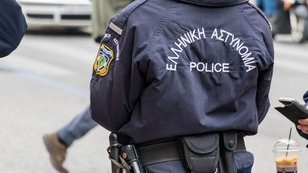 Πώς συνελήφθη ο γνωστός πρώην αστυνομικός-TikToker-Πατούσε το καζανάκι για να ξεφορτωθεί τα ναρκωτικά