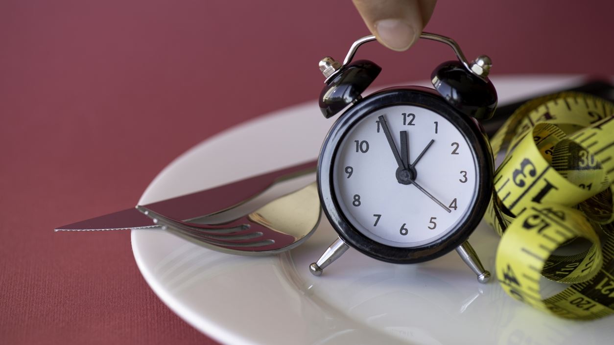 Διαλειμματική νηστεία: Τι είναι και γιατί να τη δοκιμάσεις