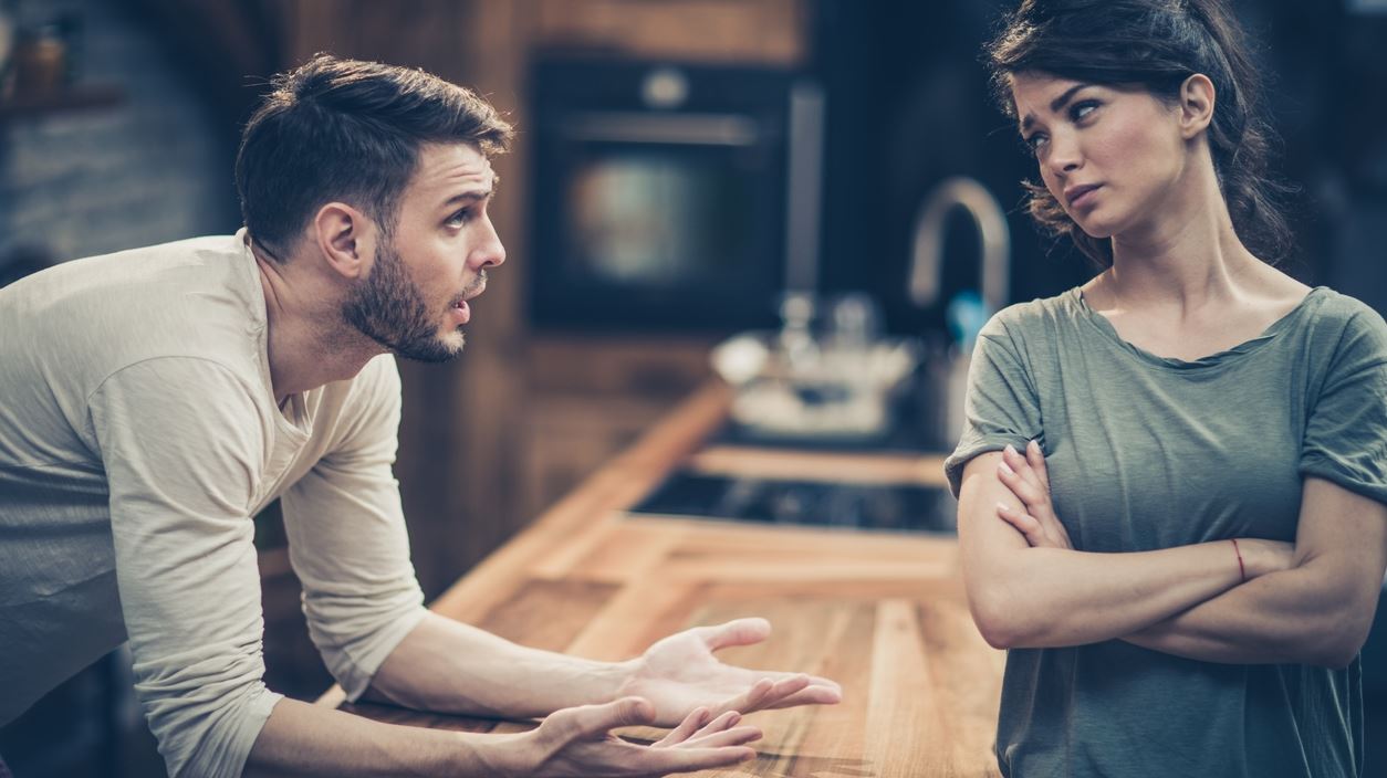 Πέντε σημάδια που δείχνουν ότι το ταίρι σου μάλλον σε απατάει