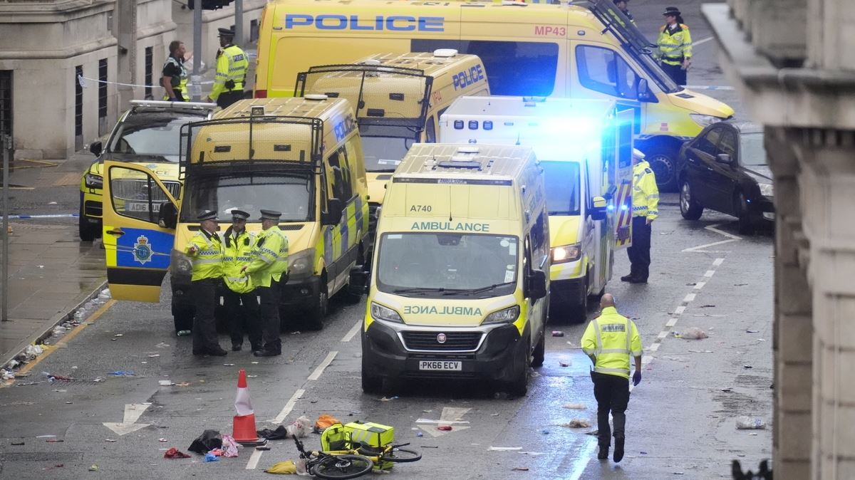 Η στιγμή που αυτοκίνητο πέφτει πάνω σε οπαδούς της Liverpool (video)