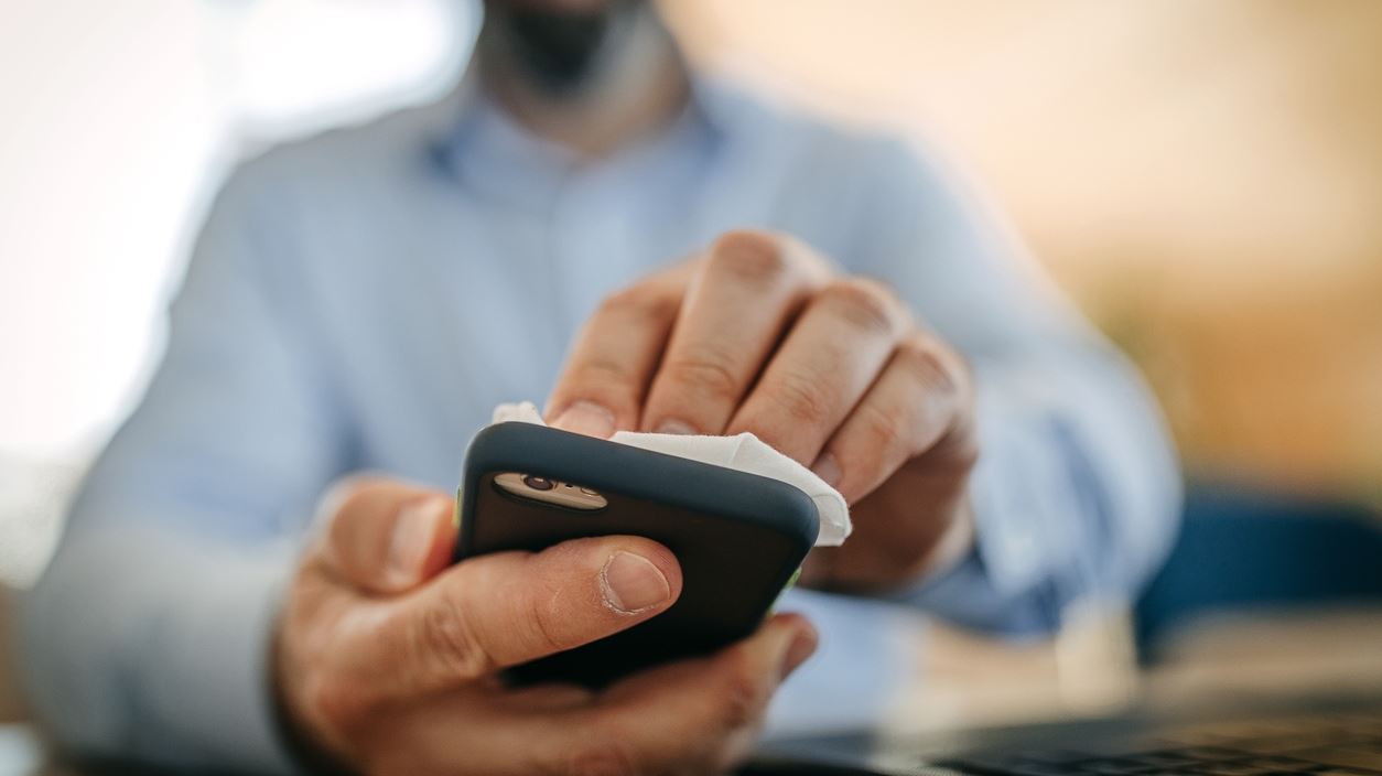 Ο σωστός τρόπος για να απολυμάνεις το κινητό σου