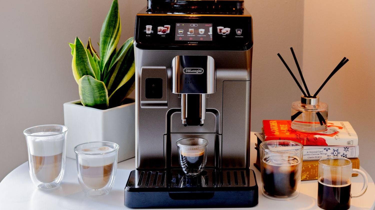 Ζήσε την Perfetto εμπειρία καφέ με την πλήρως αυτόματη μηχανή Eletta Explore της De'Longhi