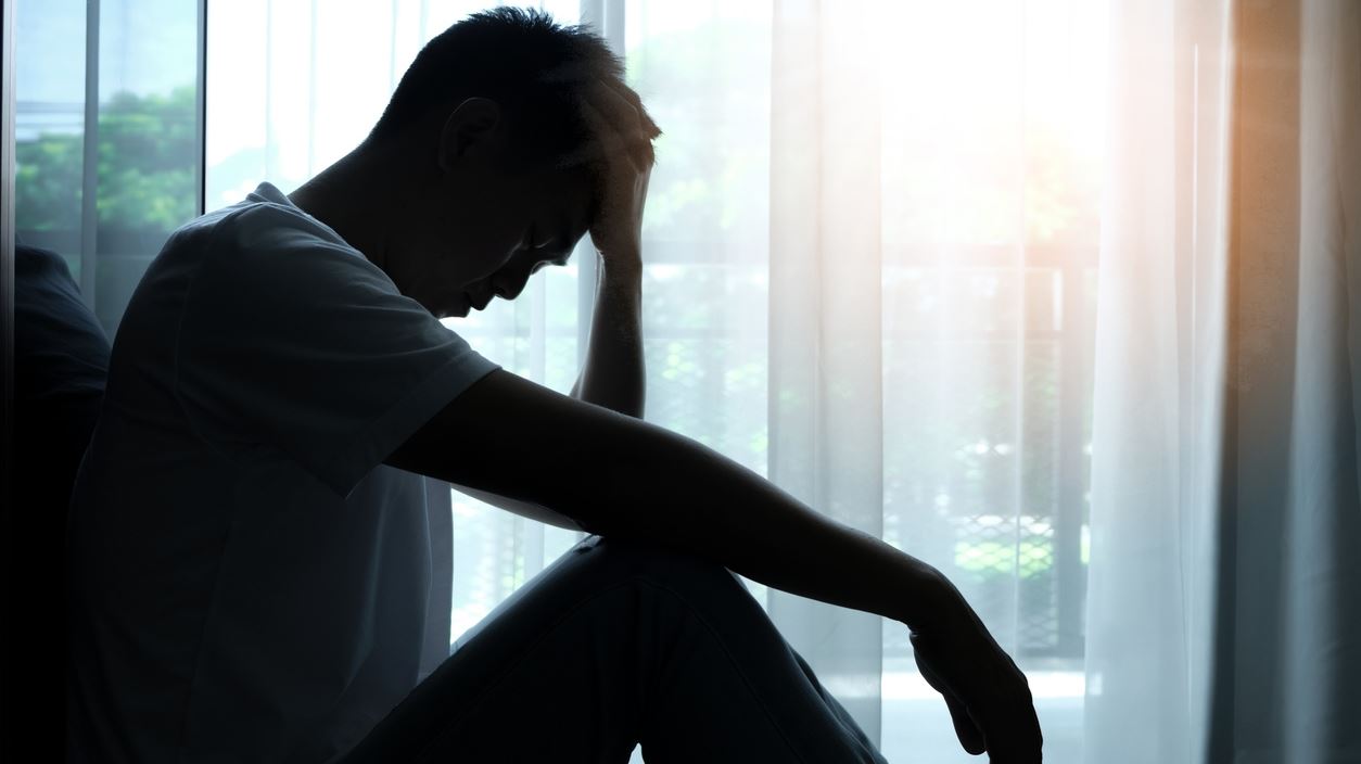 Σε ποια ηλικία σταματάμε να είμαστε ευτυχισμένοι σύμφωνα με την επιστήμη