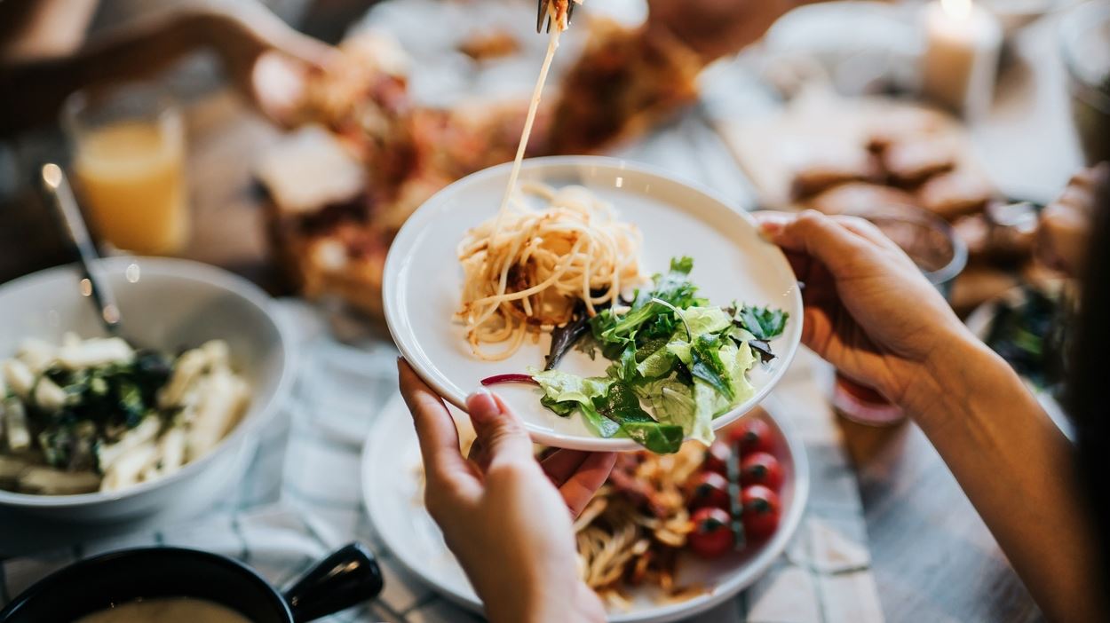 Ποια είναι η καλύτερη ώρα για δείπνο και πώς επηρεάζει την υγεία