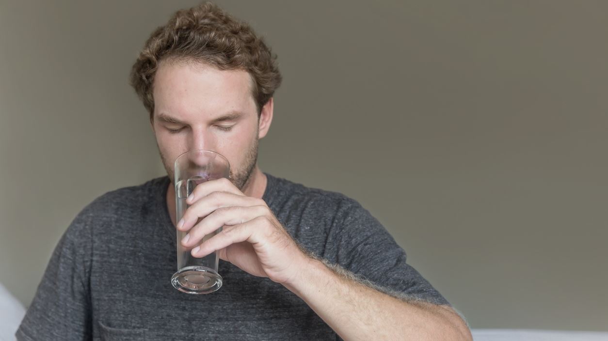 Γιατί δεν πρέπει να πίνεις νερό πριν πας για ύπνο