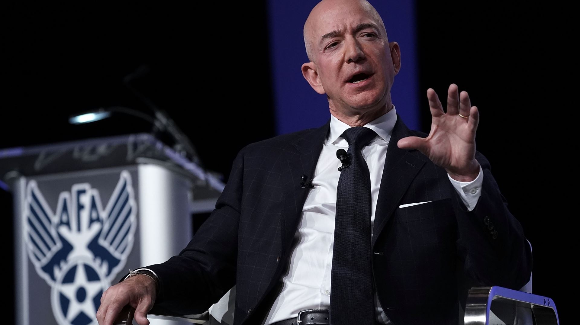 O Jeff Bezos θα προσλάβει 100.000 άνεργους υπαλλήλους