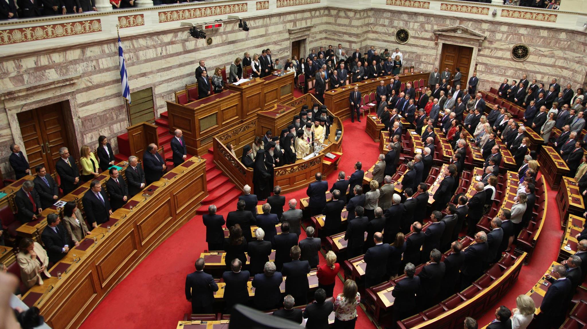 Πρόταση για μείωση 50% στους μισθούς των βουλευτών λόγω κορονοϊού