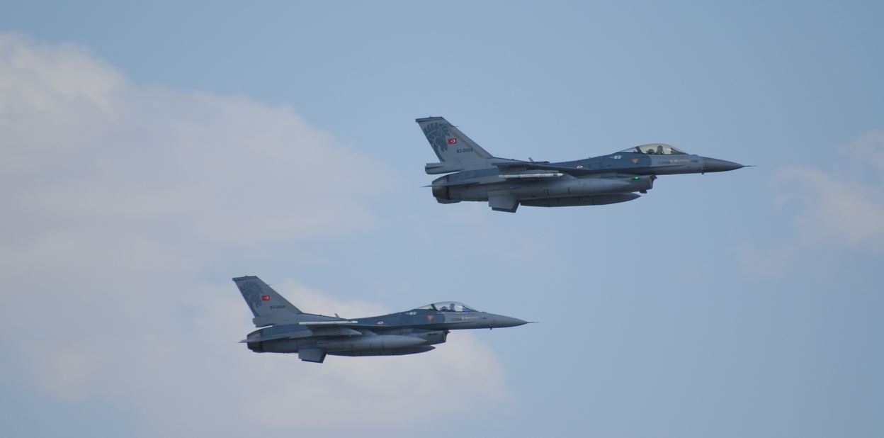 Η Βρετανία 'εξετάζει' την αποστολή μαχητικών στην Ουκρανία